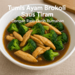 Tumis ayam brokoli saus tiram rumahan dengan potongan ayam lembut dan brokoli hijau segar dalam kuah gurih, disajikan dalam mangkuk putih.